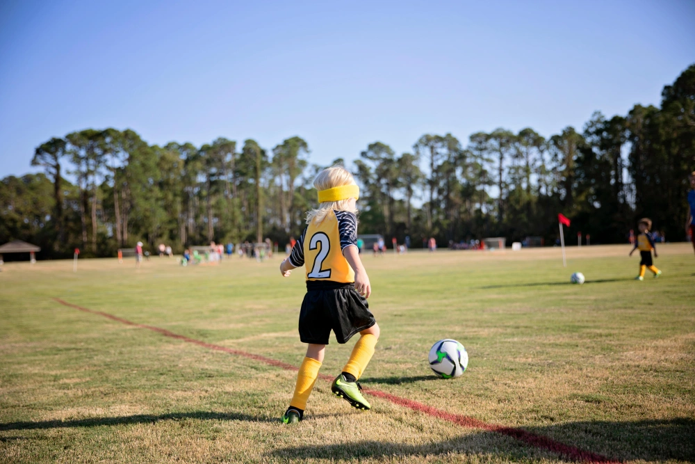 Kind aan het voetballen op sportevent