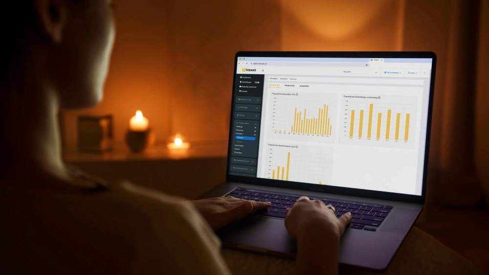 Computer met ticketverkoopdata Tickoweb
